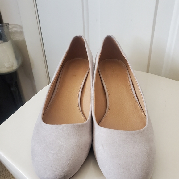 Like new LOFT Suede Shoes size 9 - Picture 4 of 13